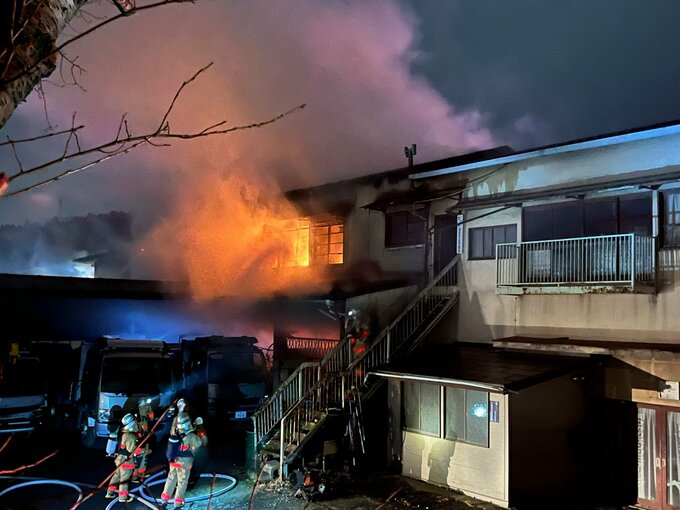 【速報】性別不明の遺体発見　窓から噴き出す赤い炎…2階建てアパートで火災　福島・いわき市　|　福島のニュース│TUF