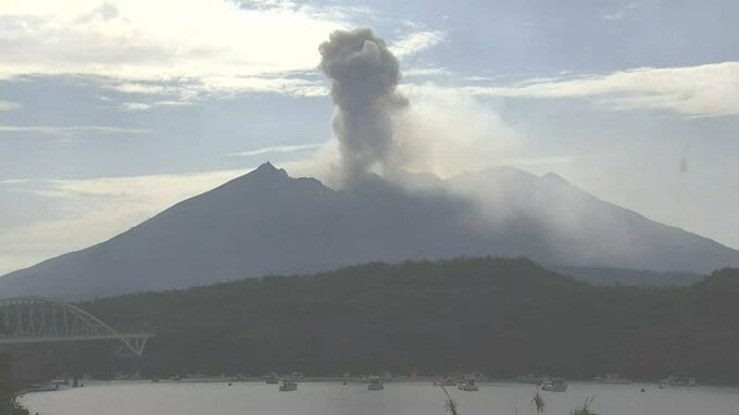 桜島で爆発 噴煙700ｍ 噴石が8合目まで飛散【11日12日の降灰予報】鹿児島・宮崎|TBS NEWS DIG