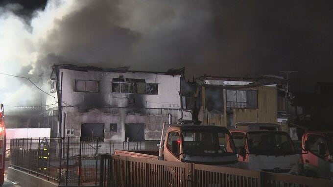 埼玉・吉川市の住宅から火　現在も消火活動続く　火元に住む70代男性と連絡取れず|TBS NEWS DIG