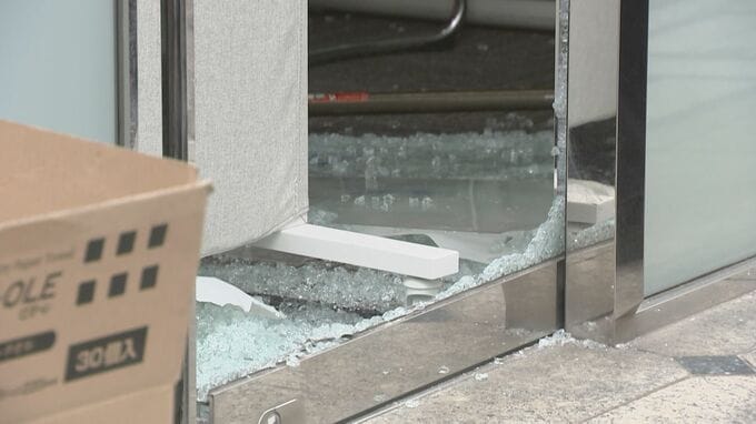 「店内を荒らす人間がいる」東京・中央区新富のオフィスビルで金庫荒らし　周辺の防犯カメラにはバールのようなものを持った複数の人物の姿 窃盗事件として捜査　警視庁|TBS NEWS DIG