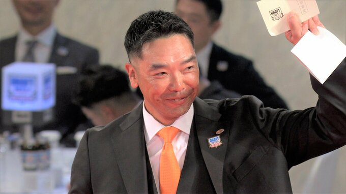 巨人・阿部新監督、初のドラフトで大仕事！抽選で中大・西舘の交渉権獲得「久々にガッツポーズしました」|TBS NEWS DIG