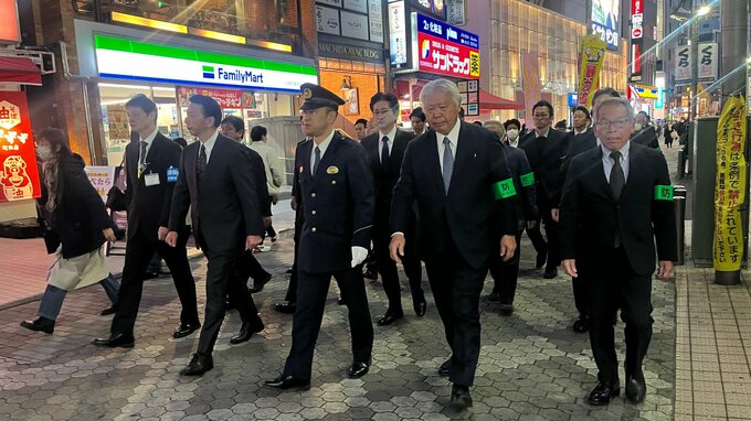 「路上での執拗な客引き行為やスカウト行為は違法です」東京・町田駅周辺の繁華街で客引きの防止などを呼びかけるパトロールを実施 警視庁|TBS NEWS DIG