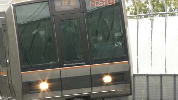 発生時刻に合わせ列車が現場付近を通過　列車に向かい手合わせる人たち　JR福知山線脱線事故から18年|TBS NEWS DIG