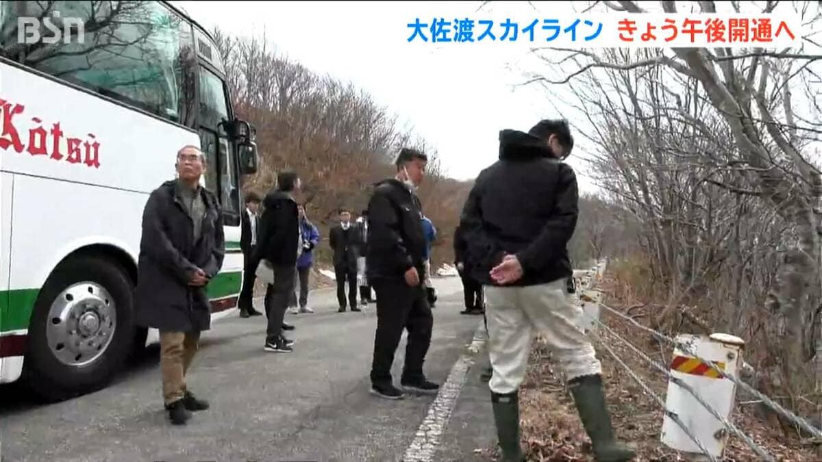 サムネイル_本日開通『大佐渡スカイライン』春を告げる冬季閉鎖明けの合同パトロール 　新潟県佐渡市