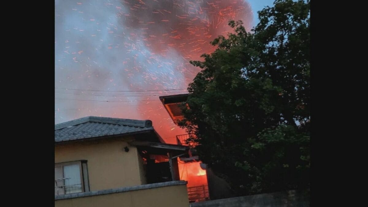 ｢ボンボンと音がして…｣ 住宅火災で2人死亡 遺体は性別や年齢不明 46歳男性と68歳母親と連絡取れず… 岐阜・垂井町