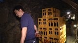 龍泉洞にある貯蔵庫に5月から貯蔵し、熟成させていた日本酒を蔵出し 9日から発売 岩手・岩泉町|TBS NEWS DIG