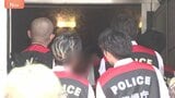 “受け子グループのトップ”とみられる暴力団住吉会系「幸平一家」幹部の男ら2人を逮捕 高齢女性3人に親族装い電話し詐取か 「住吉会」と「道仁会」に家宅捜索|TBS NEWS DIG