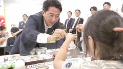 小泉農水大臣と一緒に子どもたちがコメの脱穀を体験　こども霞が関見学デー| TBS CROSS DIG with Bloomberg