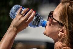 水は「飲む」から「演じる」小道具へ？自己表現のためにモノを買うプロップス消費| TBS CROSS DIG with Bloomberg