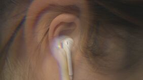 耳鳴りもサインの一つ…厚生労働省が聴力低下に警鐘　原因の一つ「イヤホン難聴」とは「高い音から聞こえが落ちていく」|TBS NEWS DIG