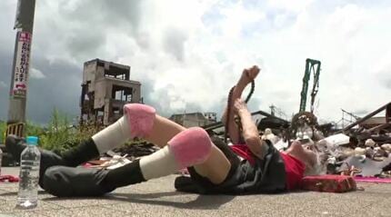 日本最高齢93歳の大道芸人・ギリヤーク尼ヶ崎さん 輪島朝市で鎮魂の