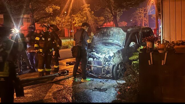 車が炎上しボンネット付近が激しく焼損　運転手は通報者からの呼びかけで外に逃げ出しけが人なし（高知）|TBS NEWS DIG