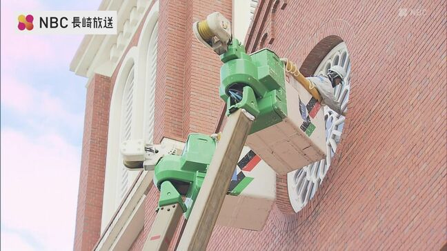 ステンドグラス磨きに高所作業車が活躍　クラフティア（旧九電工）社員らが浦上天主堂でボランティア清掃活動【長崎】|TBS NEWS DIG