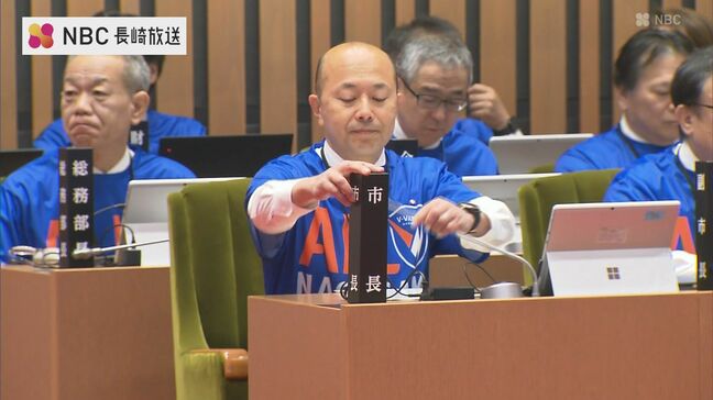 V・ファーレン長崎の応援Tシャツ着用「議員定数40人から36人へ削減案」可決　長崎市議会　|TBS NEWS DIG