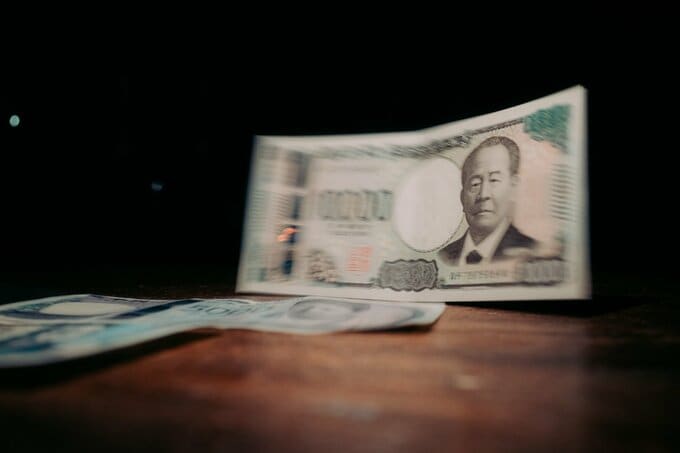 円が一時155円台に急騰、2カ月半ぶりの高値に