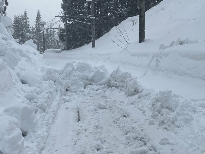 鉄道の除雪現場は…？大雪のJR大糸線で除雪作業続く…夕方まで運転見合わせ、飯山線はあす一部で区間運休|TBS NEWS DIG