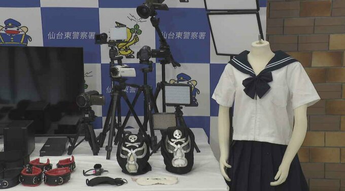 「覆面やセーラー服など」押収品公開 アダルトビデオ出演の10代女性に契約書類渡さなかったなどの疑い58歳容疑者 単独犯で売り上げ4000万円超か|TBS NEWS DIG
