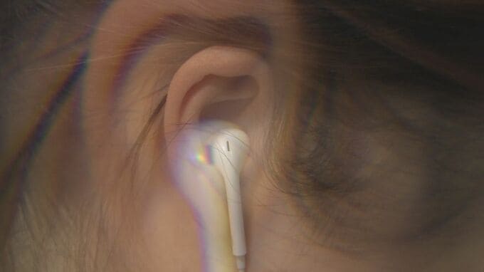 耳鳴りもサインの一つ…厚生労働省が聴力低下に警鐘 原因の一つ「イヤホン難聴」とは「高い音から聞こえが落ちていく」|TBS NEWS DIG