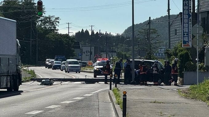 国道4号で軽乗用車が電柱に衝突　電柱が道路に倒れ一時通行止め　付近は渋滞発生　青森県平内町|TBS NEWS DIG