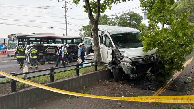 「逆走トラックに正面衝突された」国道36号線・プレミストドーム近くの2か所で多重事故が発生　男女6人がけが　路線バスも巻き込まれ　札幌市豊平区|TBS NEWS DIG