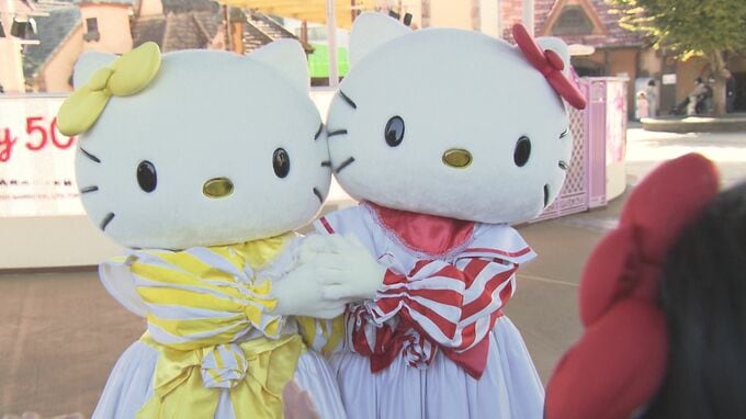 「ハローキティ」双子って知ってますか？　誕生50周年、ハーモニーランドにぎわう　|　大分のニュース｜OBS NEWS｜大分放送
