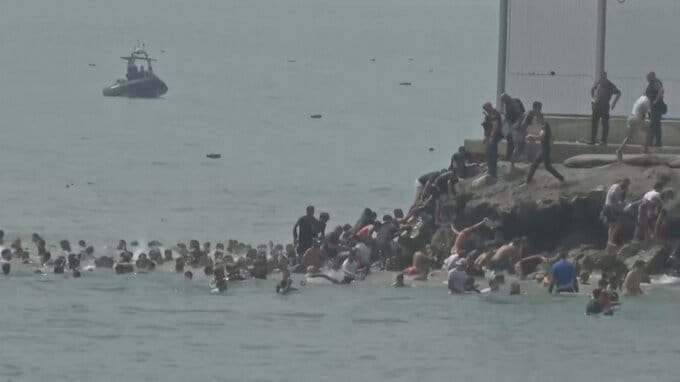 北アフリカのスペイン領セウタにモロッコからの数千人の移民流入