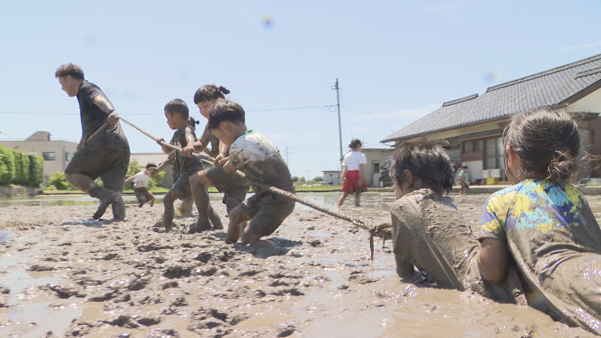 汚れることも気にしない 泥だらけになって遊んだあとは園児が田植え