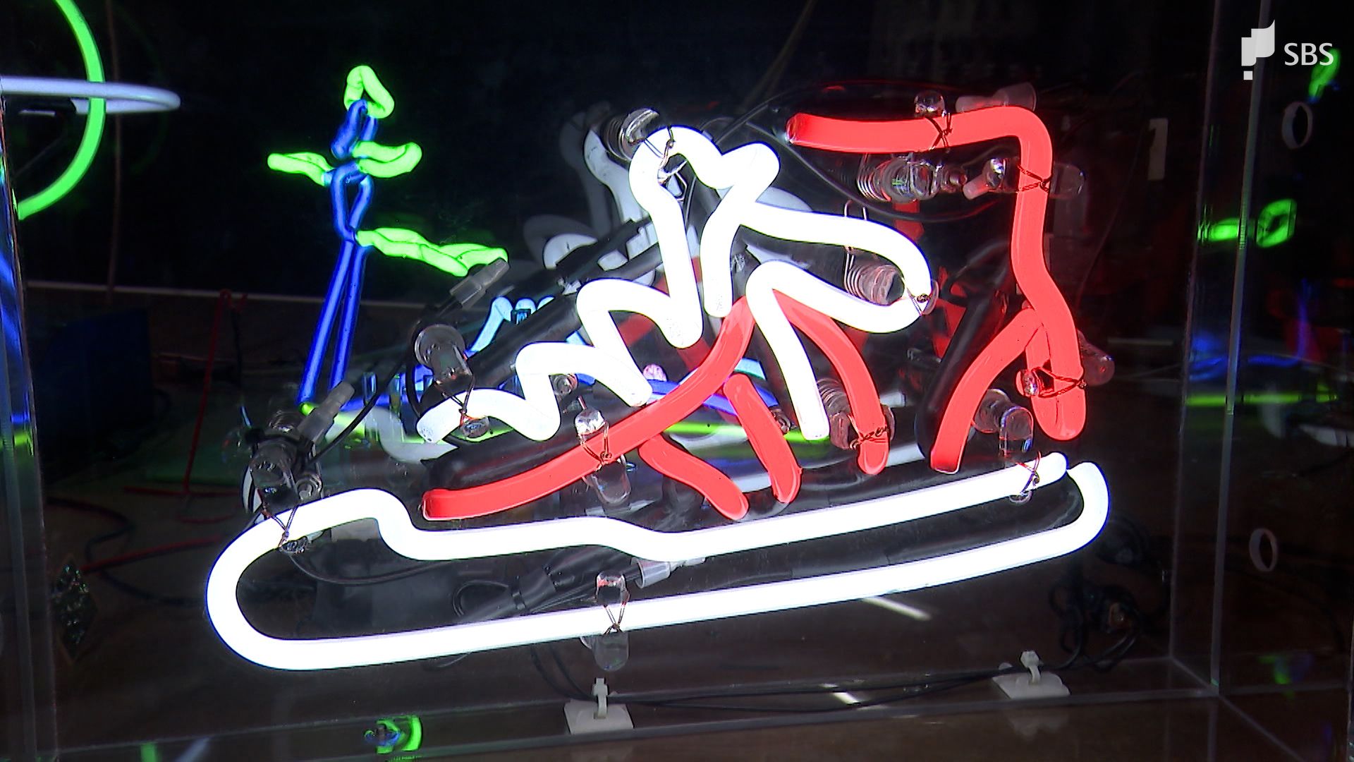 ネオンは“アート”だ！ LEDにない温かみ×光る職人技 若者にも伝わる魅力