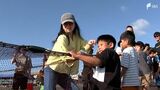 「子どもが魚に触れるようになった」伊東温泉に宿泊した観光客が地引き網体験 珍しい「カワハギ」「ダツ」も掛かってジャンケンで争奪戦=静岡・伊東市|TBS NEWS DIG