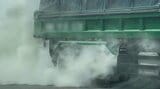 【速報】「ダンプから白い煙が出ている」青森市長島の国道を走行中の車から煙 車両から漏れたオイルがマフラーに接触して煙が上がったか あたりは一時騒然 | 青森のニュース│ATV NEWS│青森テレビ
