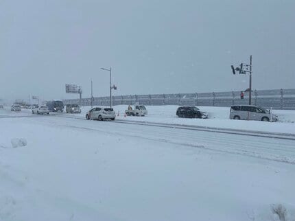 前が見えない…」車立ち往生、国道49号は通行止めも 会津中心に大雪