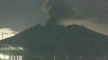 桜島で噴火、噴煙高さ1900mまで上昇 灰は鹿児島市吉野方向へ【きょう
