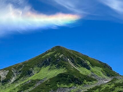 虹を見るより珍しい “彩雲” 出現…北アルプス浄土山（標高2831メートル