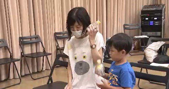 ペットボトルで作ったシェーカーを振って夏の田んぼの1日を表現…夏休みの親子が参加して「音で絵をかく」ワークショップ　|　SBC NEWS | 長野のニュース | SBC信越放送