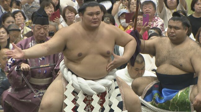 横綱・大の里 普段は“太刀持ち”の先輩・髙安を退け1敗守る 全勝の豊昇龍を猛追 大相撲秋場所11日目|TBS NEWS DIG