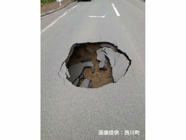 道路に穴が…西川町の県道で道路が陥没 8月2日まで片側交互通行規制(山形)|TBS NEWS DIG