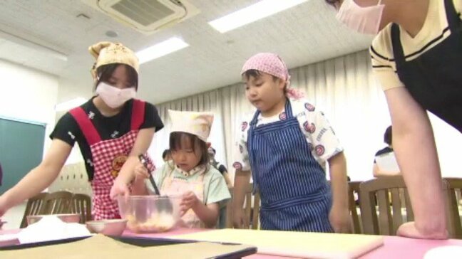 「子どもの力加減や好みなどを間近で知れる」児童クラブの定員オーバーで大学内に開設　保育士を目指す学生もスタッフの児童クラブで、調理体験イベント 愛媛県・松山市|TBS NEWS DIG