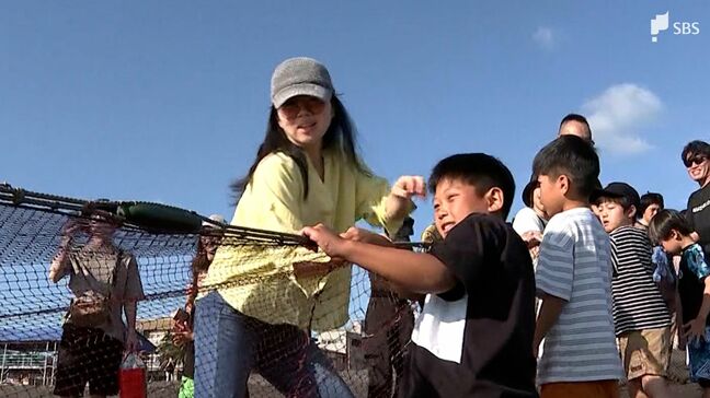 「子どもが魚に触れるようになった」伊東温泉に宿泊した観光客が地引き網体験 珍しい「カワハギ」「ダツ」も掛かってジャンケンで争奪戦=静岡・伊東市|TBS NEWS DIG