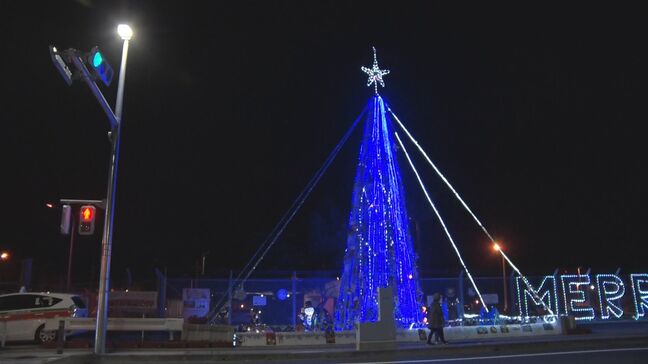 この季節恒例の巨大クリスマスツリーが点灯  金武町の米軍基地前|TBS NEWS DIG