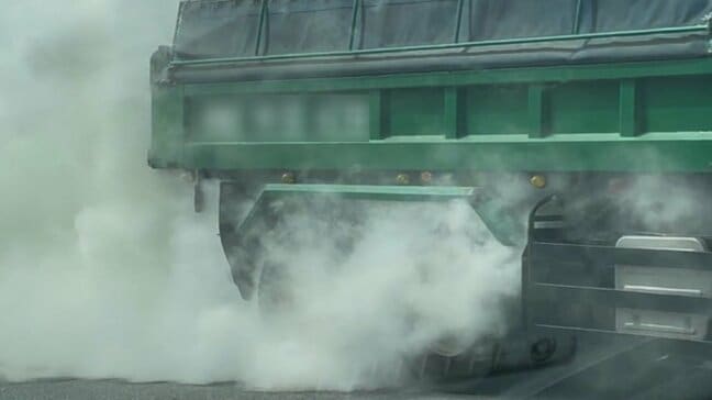 【速報】「ダンプから白い煙が出ている」青森市長島の国道を走行中の車から煙 車両から漏れたオイルがマフラーに接触して煙が上がったか あたりは一時騒然|TBS NEWS DIG