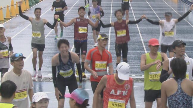 金沢マラソン2025 約1万5000人が疾走 男子総合は原田大希選手が初優勝 女子総合は大渕芽亜里選手が2連覇|TBS NEWS DIG