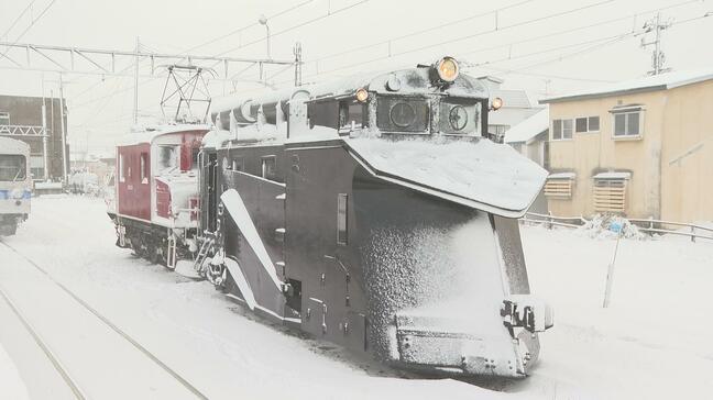 国内最古の「ラッセル車」は弘南鉄道で今年も現役 1929年製96歳 黒い重厚ボディーの“鉄仮面”が白銀世界で鉄路守る 出動基準は線路上の積雪15cm以上|TBS NEWS DIG