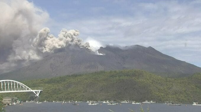 桜島で連続噴火　噴煙1300ｍ　鹿児島市街地に降灰【きょうの降灰予報】　|　鹿児島のニュース｜MBC NEWS｜南日本放送