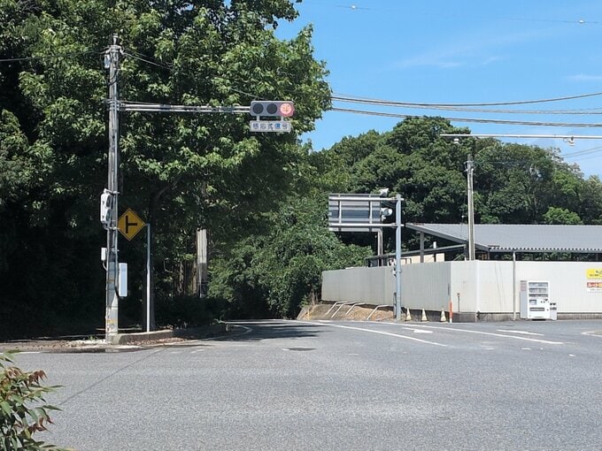 【速報】大型トラック横転→積み荷“電柱４本”道路に散乱　片側交互通行に　山口・宇部|TBS NEWS DIG