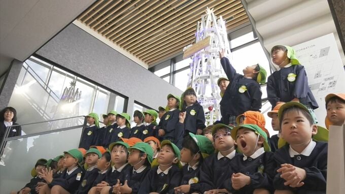 米子市の建設会社に廃材のクリスマスツリー　園児が飾り付け　　|　BSSニュース | BSS山陰放送