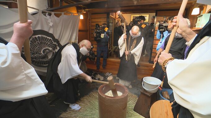 善光寺で本尊の年越しの儀式「御越年式」を前に「おからこつき」|TBS NEWS DIG
