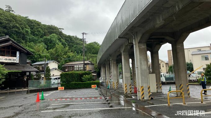 【JR高徳線】高松市中野町の高架橋から排水樋や固定金具などが駐車場に落下　最大の破片は重さ3.98キロ　けが人はなし【香川】|TBS NEWS DIG