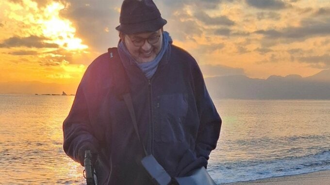 【 貴乃花光司 】 「海までお散歩にまいりました」　愛犬と夕陽の海辺へ　オフショットを公開|TBS NEWS DIG