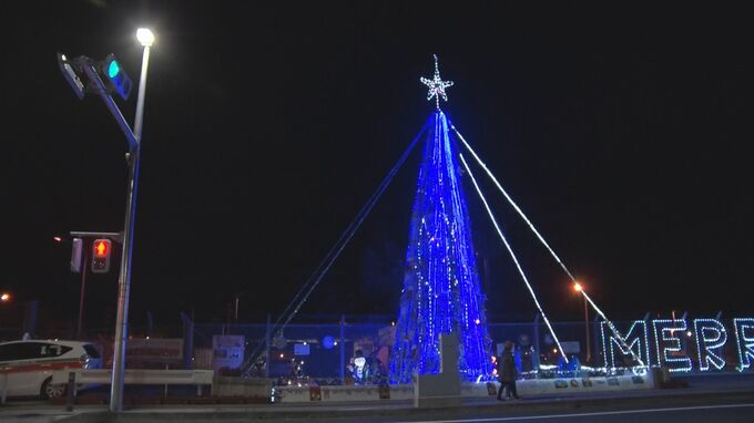 この季節恒例の巨大クリスマスツリーが点灯  金武町の米軍基地前|TBS NEWS DIG