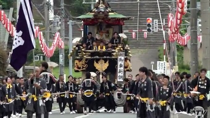 下北地方最大の夏祭り「田名部まつり」が開幕！　2026年の当番山「大黒山」を運行する柳町の共進組は午前8時前に社務所を出発　市内を練り歩き豪快な「辻回し」も披露　青森県むつ市|TBS NEWS DIG